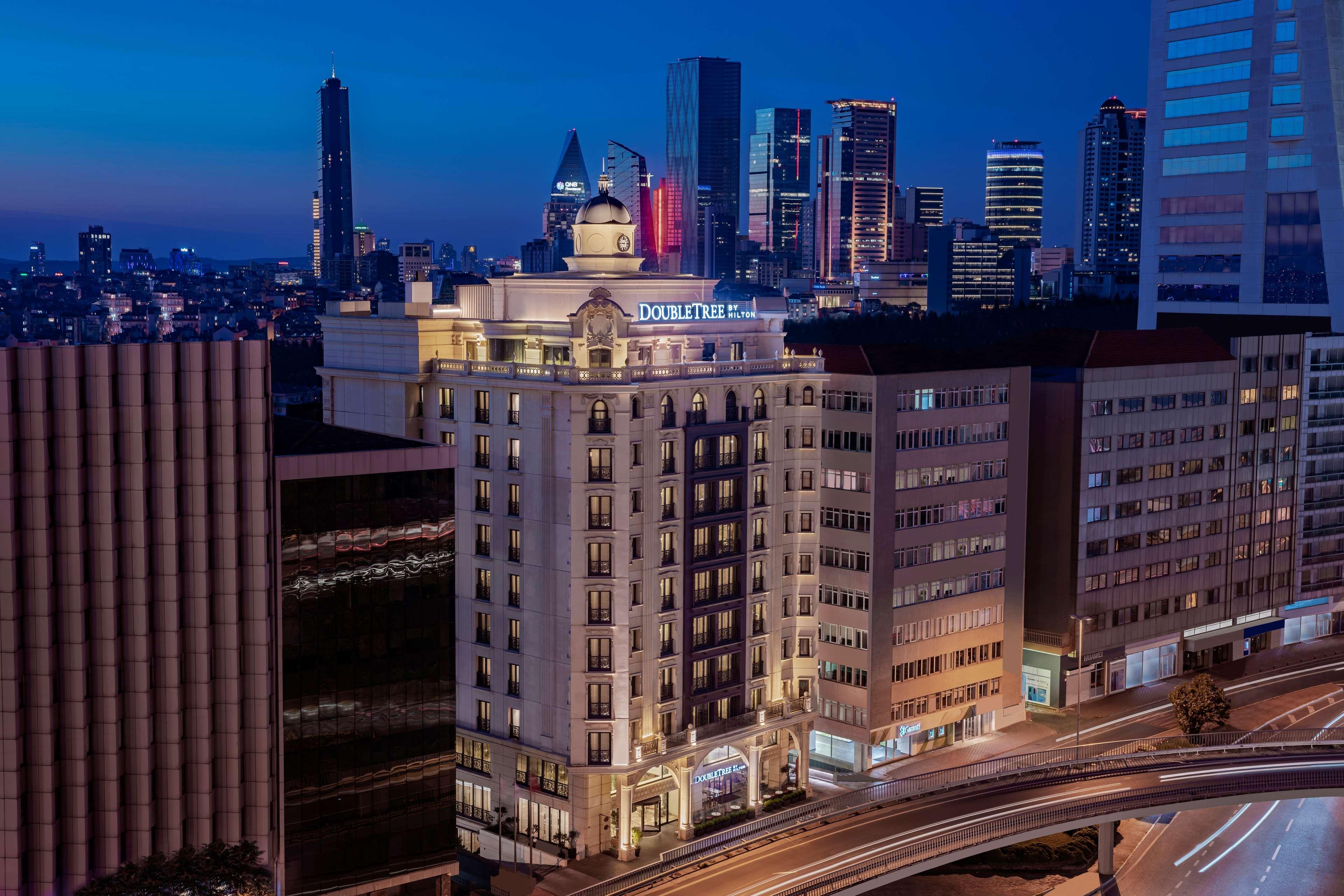 Doubletree By Hilton Istanbul Gayrettepe Hotel Exterior photo The hotel at night