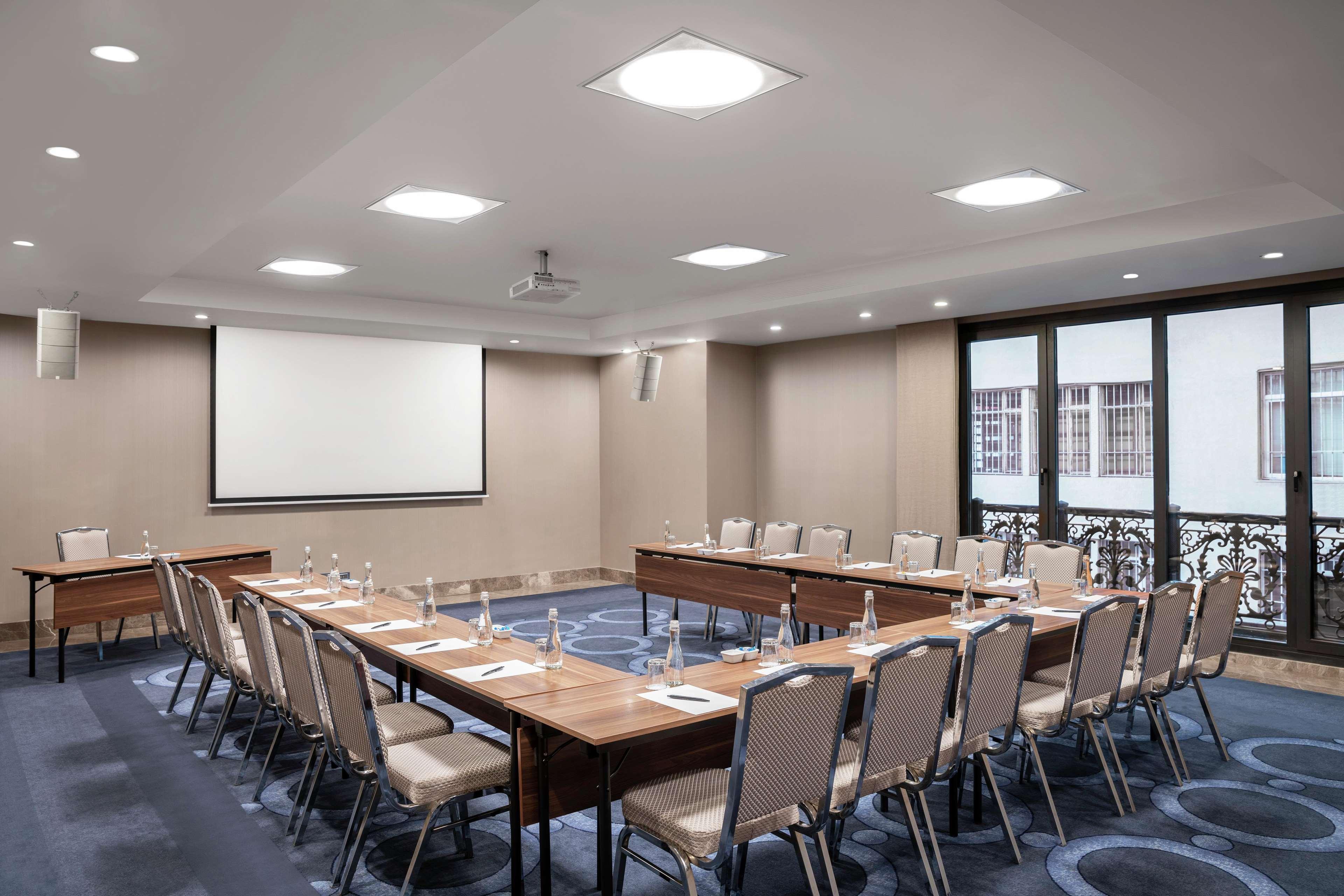 Doubletree By Hilton Istanbul Gayrettepe Hotel Exterior photo Meeting room