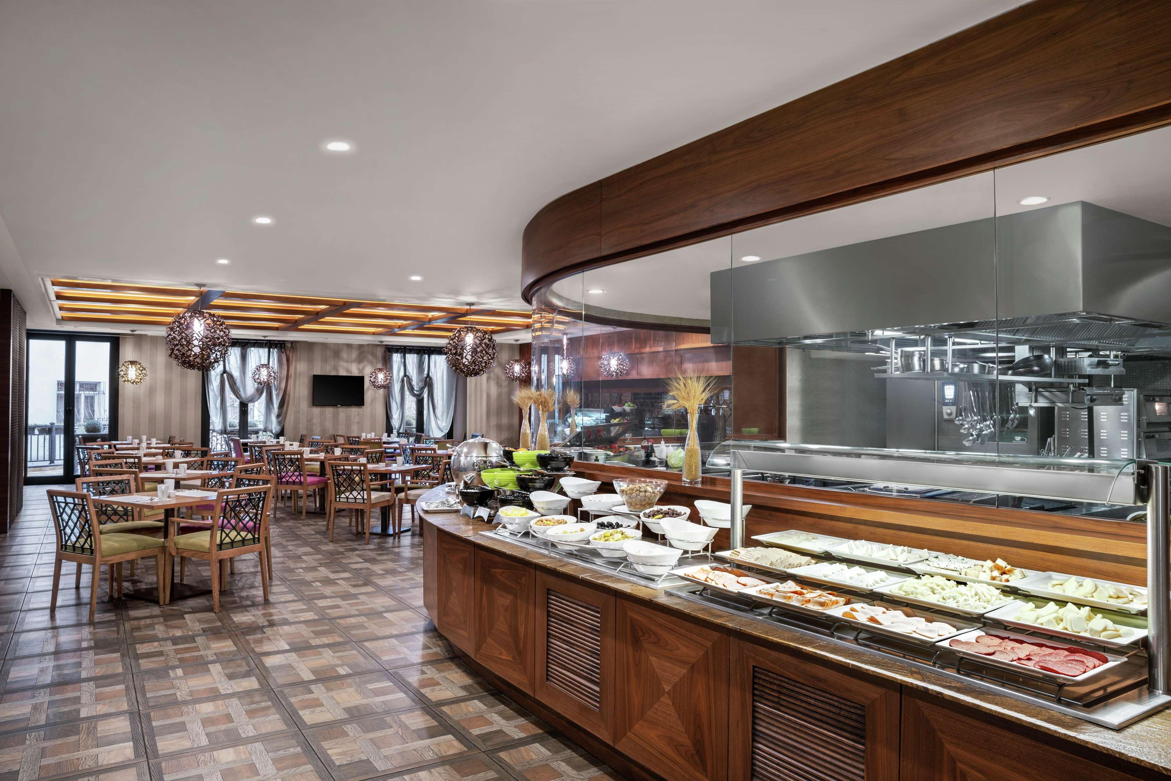 Doubletree By Hilton Istanbul Gayrettepe Hotel Exterior photo The restaurant