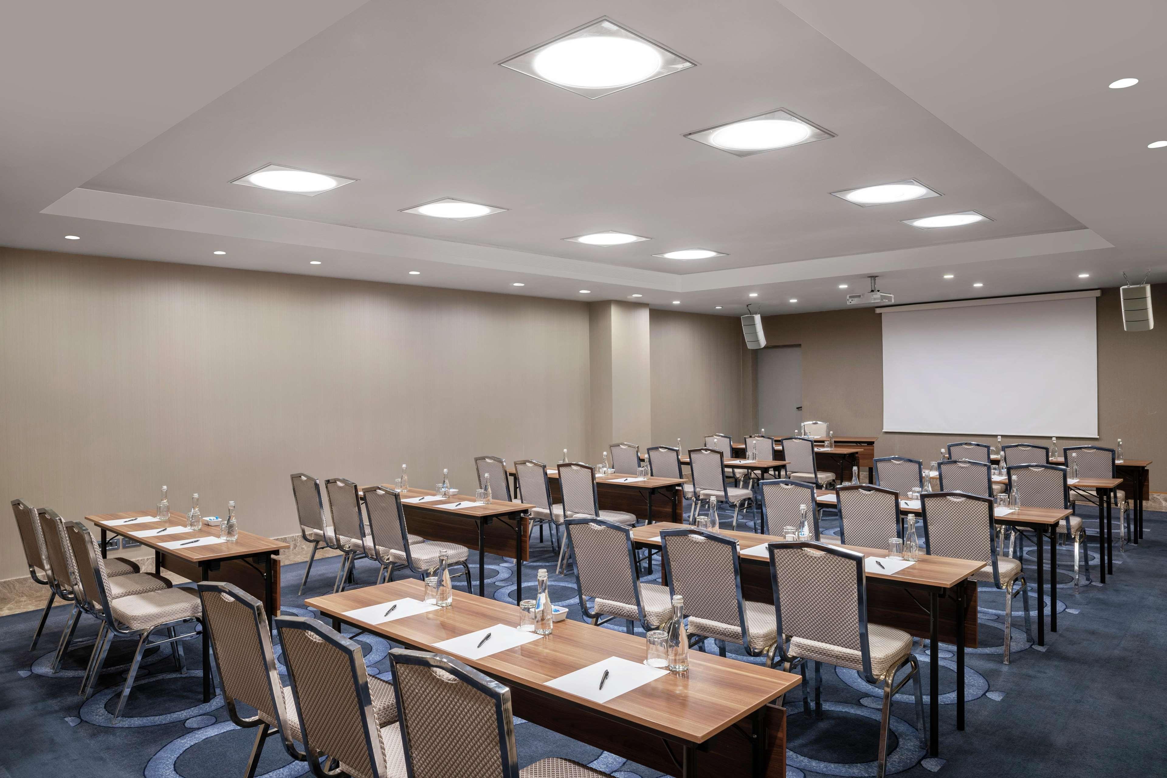 Doubletree By Hilton Istanbul Gayrettepe Hotel Exterior photo Meeting room