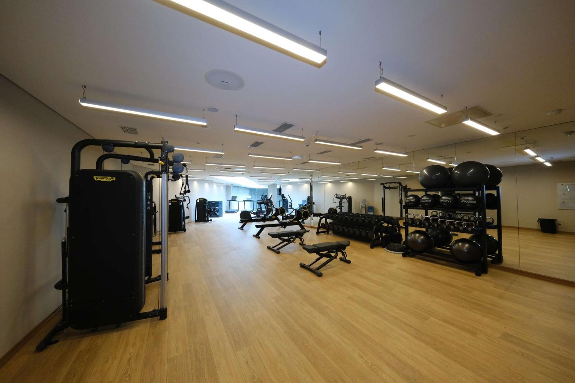 Doubletree By Hilton Istanbul Gayrettepe Hotel Exterior photo The gym at the hotel