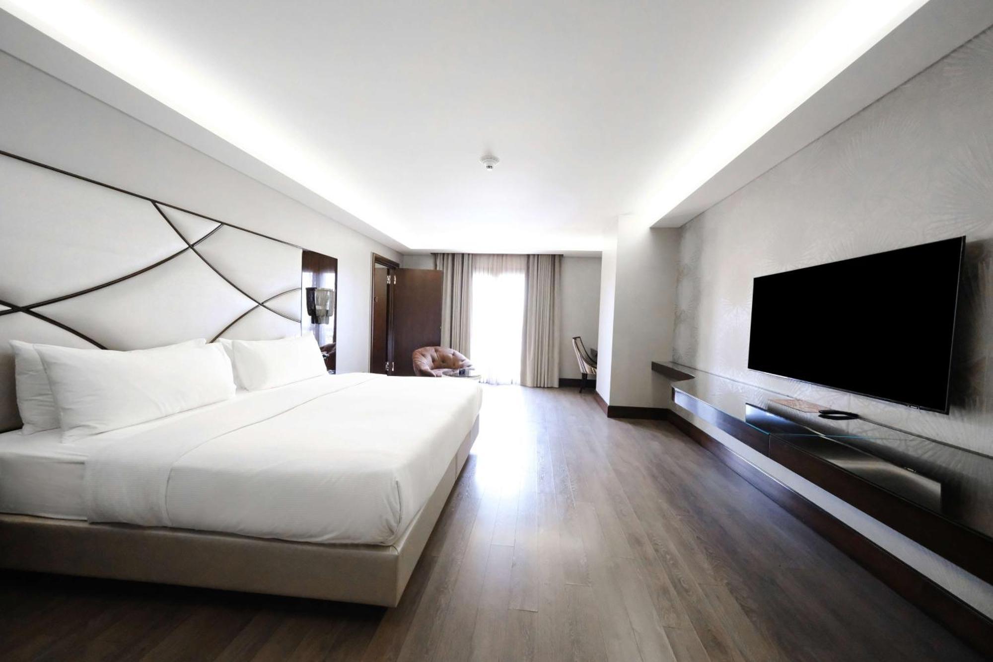 Doubletree By Hilton Istanbul Gayrettepe Hotel Exterior photo Deluxe Room