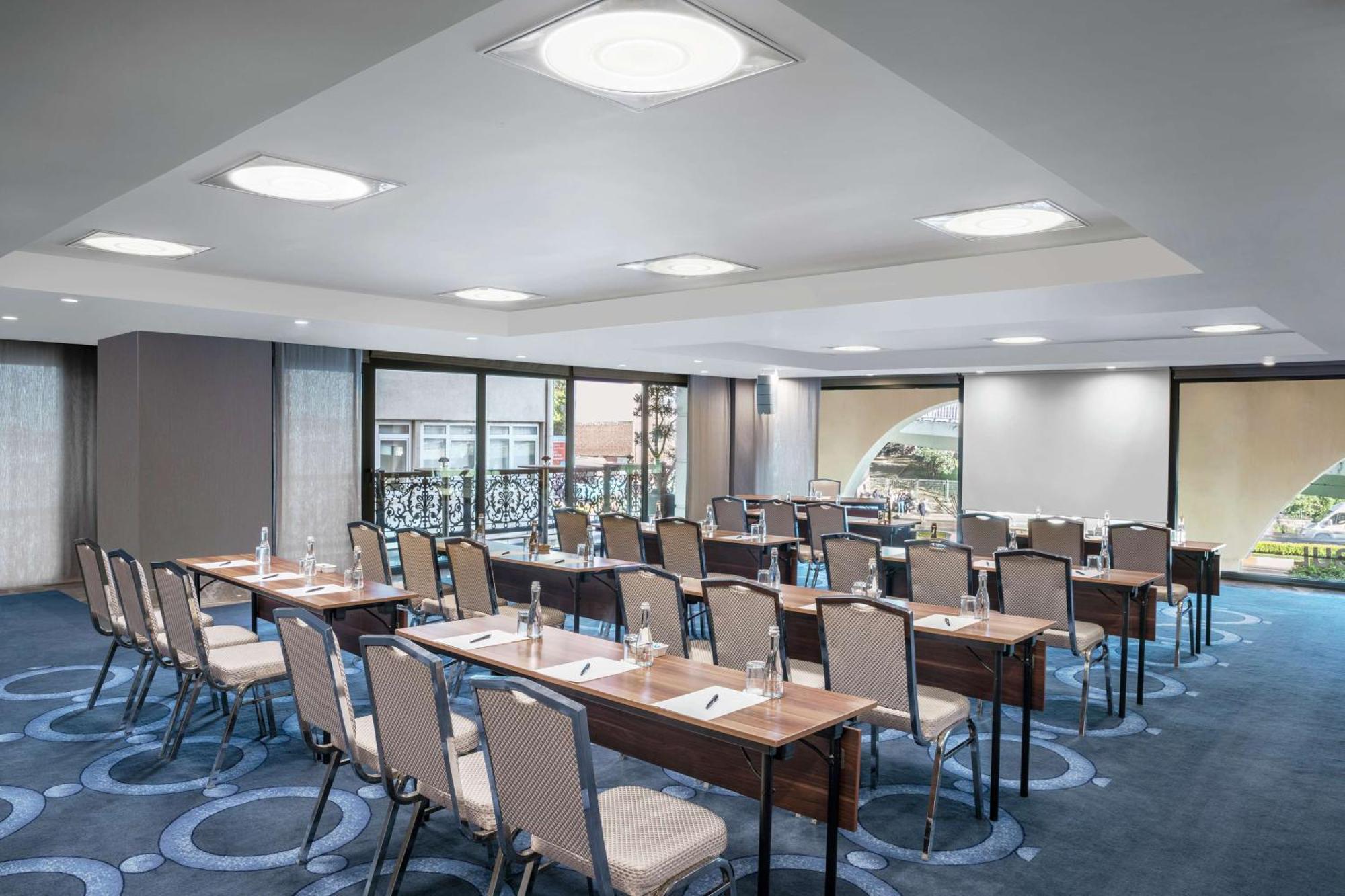 Doubletree By Hilton Istanbul Gayrettepe Hotel Exterior photo Meeting room