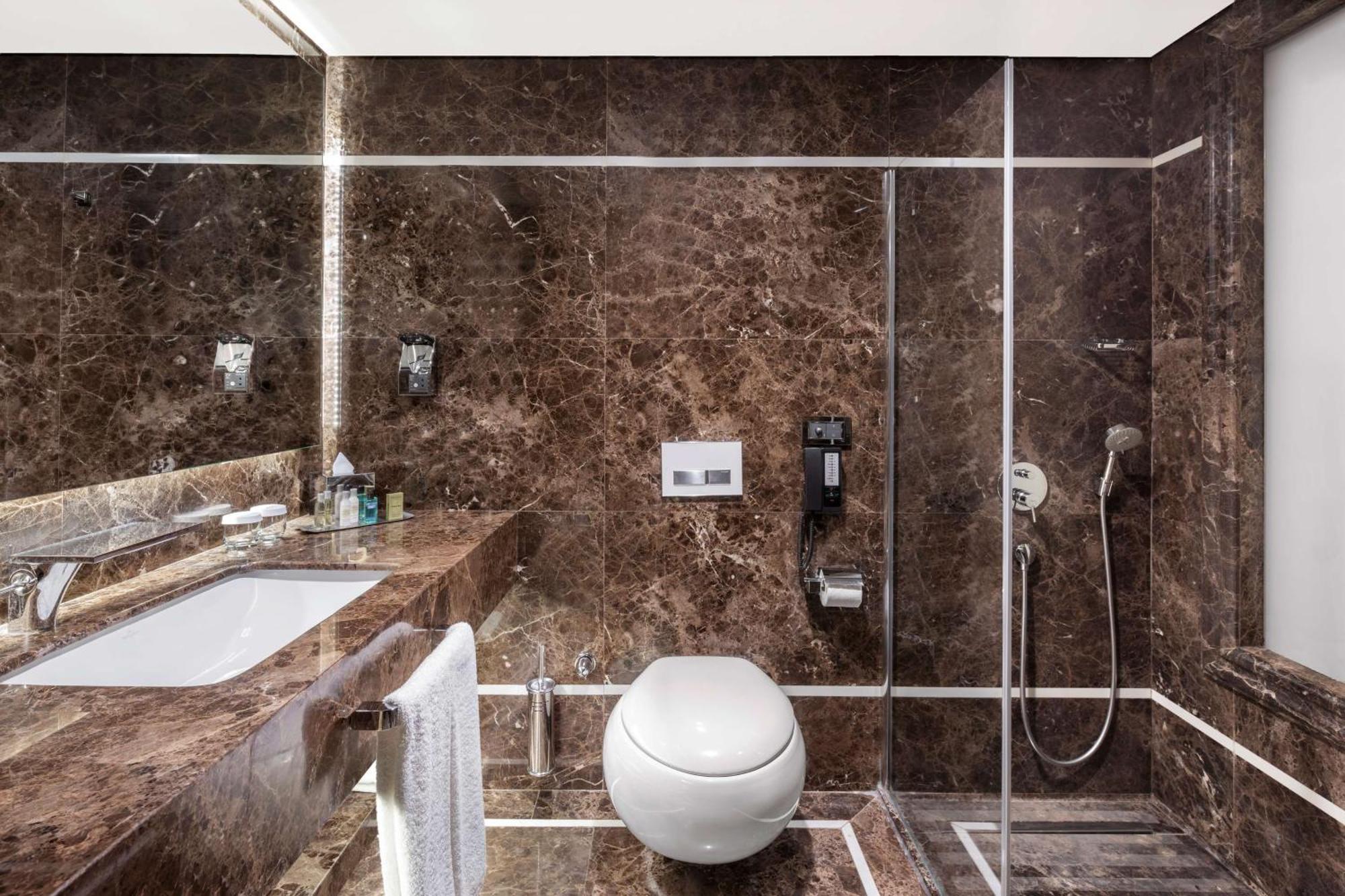 Doubletree By Hilton Istanbul Gayrettepe Hotel Exterior photo Bathroom