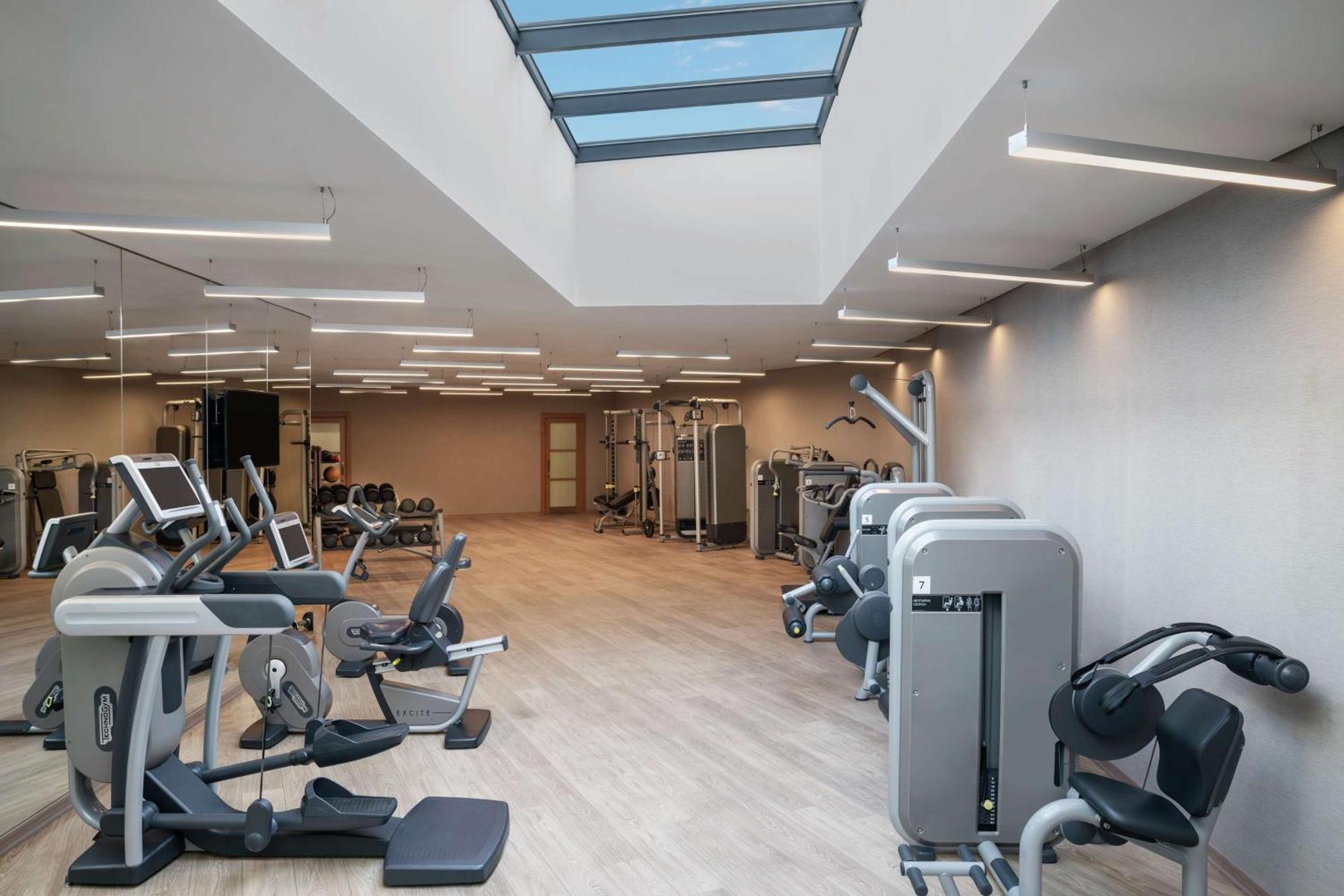 Doubletree By Hilton Istanbul Gayrettepe Hotel Exterior photo The gym at the hotel
